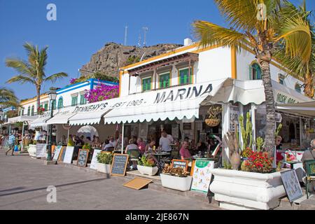 Restaurants und Bars an der Hafenpromenade, Puerto de Mogan, Gran Canaria, Kanarische Inseln, Spanien, Europa Stockfoto