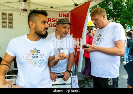 Paris, Frankreich, AIDS-Aktivisten, von AIDES N.G.O., verteilen Kondome und Informationen am Stand im Gay Pride/LGBTQI March, Freiwillige helfen der Gemeinschaft, Senioren-Sozialleben Stockfoto