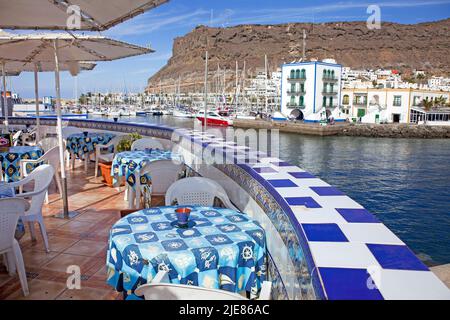 Viev aus dem Restaurant am Leuchtturm am Hafeneingang, Puerto de Mogan, Grand Canary, Kanarische Inseln, Spanien, Europa Stockfoto