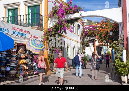 Blumenschmuck auf Bögen in einer Gasse von Puerto de Mogan, Bougainvillea (Bougainvillea glabra), Puerto de Mogan, Gran Canaria, Kanarische Inseln, Spanien Stockfoto