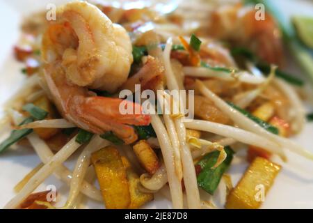 Pad thai, phat thai oder phaad thai. Ein gebratenes Reisnudelgericht, das in Thailand häufig als Straßengericht serviert wird. Wahrscheinlich das bekannteste thailändische Gericht. Stockfoto