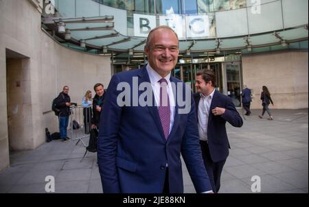 London, England, Großbritannien. 26.. Juni 2022. Sir ED DAVEY, Vorsitzender der Liberaldemokraten, wird vor dem BBC New Broadcasting House gesehen, nachdem er am Sonntagmorgen in einer politischen Show auftrat. (Bild: © Tayfun Salci/ZUMA Press Wire) Bild: ZUMA Press, Inc./Alamy Live News Stockfoto