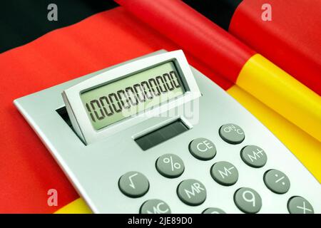 Taschenrechner und 100 Milliarden Euro mit deutscher Flagge Stockfoto
