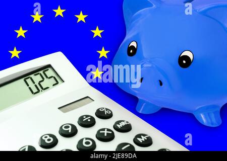 Blaues Sparschwein und Taschenrechner 0,25 mit EU-Flagge Stockfoto