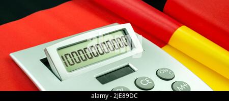 Taschenrechner und 100 Milliarden Euro mit deutscher Flagge Stockfoto