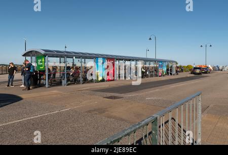 Penzance, Cornwall, England, Großbritannien. 2022. Die Passagiere warten im Bus-Boarding-Bereich am Busbahnhof Penzance. Stockfoto