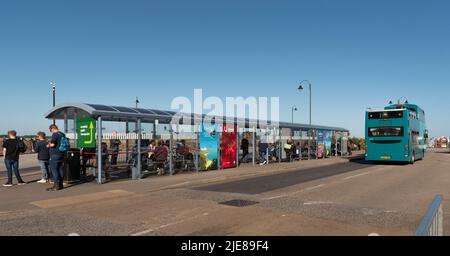 Penzance, Cornwall, England, Großbritannien. 2022. Die Passagiere warten im Bus-Boarding-Bereich am Busbahnhof Penzance. Stockfoto