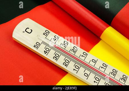 Thermometer 40 Grad Celsius Nahaufnahme und deutsche Flagge Stockfoto