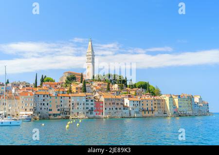 Panoramablick auf die Altstadt Rovinj vom Hafen. Halbinsel Istrien, Kroatien Stockfoto