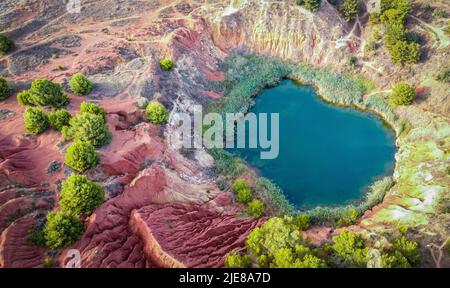 Blick auf den See der ehemaligen Tagebaumine in der Nähe von Otranto - Apulien, Italien - Europa - die Ausgrabung wurde mit natürlichem Wasser gefüllt. Stockfoto