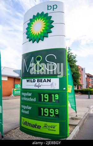 Die Kraftstoffpreise auf einem BP-Garagenvorplatz in Southend on Sea sind auf einen sehr hohen Preis pro Liter angestiegen. Fast 2 £. Bleifreies und Dieselgas aufgeblasen Stockfoto