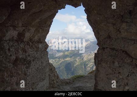 Der Blick auf die Panoramalandschaft vom Bergtunnelfenster, Dolomiten, Italienische Alpen. Stockfoto