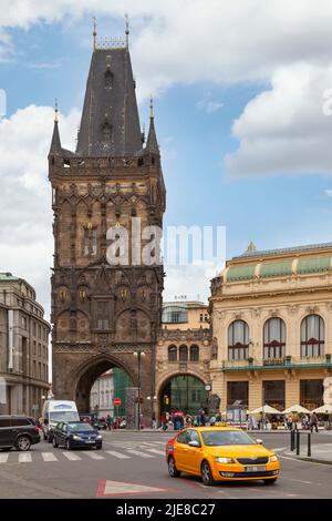 Prag, Tschechische Republik - Juni 14 2018: Der Pulverturm oder Pulverturm ist ein gotischer Turm, der die Altstadt von der Neustadt trennt. Es ist eines der o Stockfoto