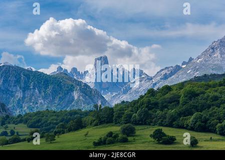 Panoramablick auf PICU Urriellu oder Naranjo de Bulnes, den wichtigsten Gipfel der Picos de Europa. Stockfoto