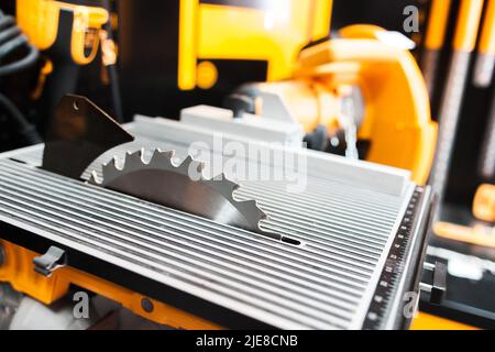 Elektrisches Sägetisch-Werkzeug für die Holzbearbeitung Stockfoto