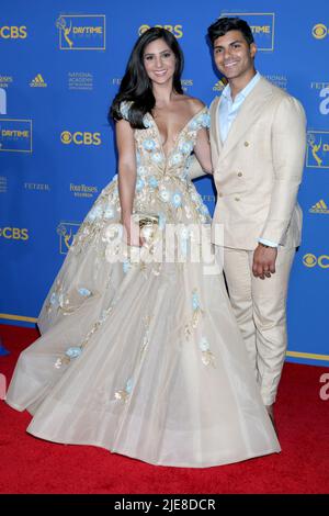 24. Juni 2022, Pasadena, CA, USA: LOS ANGELES - 24. JUNI: Camila Banus, Marlon Aquino bei den Daytime Emmys Awards 49. im Pasadena Convention Center am 24. Juni 2022 in Pasadena, CA (Foto: © Kay Blake/ZUMA Press Wire) Stockfoto