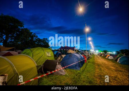 Glastonbury, Großbritannien. 26.. Juni 2022. Der Campingplatz in der Nähe von Morgendämmerung - das Glastonbury Festival 50. 2022, Worthy Farm. Glastonbury, Quelle: Guy Bell/Alamy Live News Stockfoto