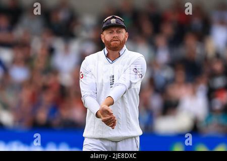 London, Großbritannien. 26.. Juni 2022. Jonny Bairstow aus England streckt seine Handgelenke in London, Großbritannien am 6/26/2022. (Foto von Mark Cosgrove/News Images/Sipa USA) Quelle: SIPA USA/Alamy Live News Stockfoto