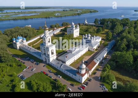 Blick von der Höhe des alten St. George's Monastery an einem sonnigen Junitag. Weliki Nowgorod, Russland Stockfoto