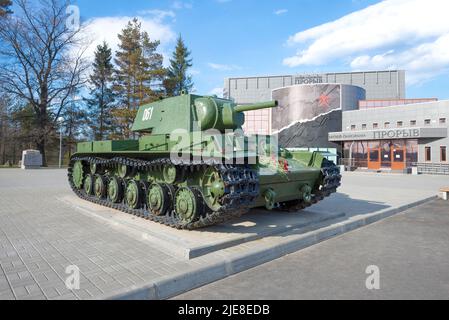 KIROVSK, RUSSLAND - 14. MAI 2017: Schwerer sowjetischer Panzer KV-1 an einem sonnigen Maitag. Straßenausstellung des Museums 'Durchbruch der Beladung Leningrads' Stockfoto