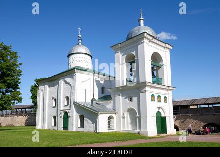 Mittelalterliche Kathedrale des Heiligen Nikolaus des Wundertäters an einem sonnigen Junitag. Izborsk, Pskow-Region. Russland Stockfoto