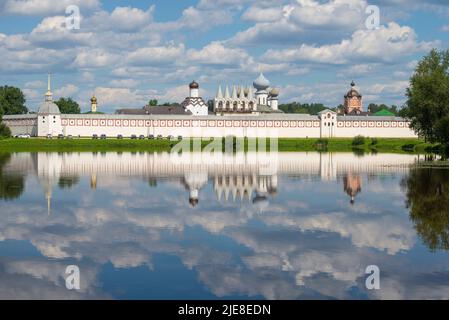 Sonniger Julitag im alten Tichwiner Himmelfahrtskloster. Leningrad, Russland Stockfoto