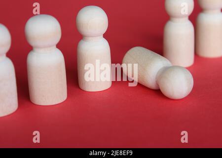 Holzpuppe fällt aus der Reihe. Moralische und körperliche Erschöpfung, Stress, Burnout bei der Arbeit Konzept. Stockfoto