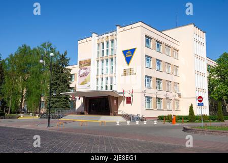 GRODNO, WEISSRUSSLAND - 30. APRIL 2019: Gebäude der Grodno State University, benannt nach Janka Kupala, an einem sonnigen Apriltag Stockfoto