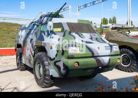 KAMENSK-SCHACHTINSKY, RUSSLAND - 04. OKTOBER 2021: Ein seltener russischer Panzerwagen GAZ-39344 im Patriot Park an einem sonnigen Tag Stockfoto