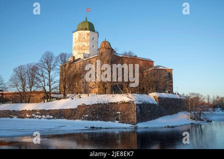 Blick auf das alte Schloss von Vyborg an einem sonnigen Januarabend. Leningrad, Russland Stockfoto
