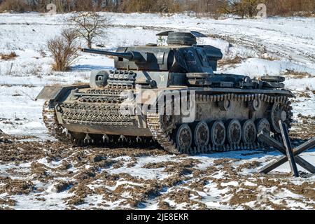 KRASNOE SELO, RUSSLAND - 27. MÄRZ 2022: Deutscher mittlerer Panzer aus dem Zweiten Weltkrieg von Pz.Kpfw. III auf dem Tankbereich. Militärpatrotischer Park mit „Stahllandung“ Stockfoto