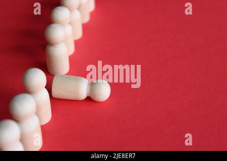 Holzpuppe fällt aus der Reihe. Moralische und körperliche Erschöpfung, Stress, Burnout bei der Arbeit Konzept. Stockfoto