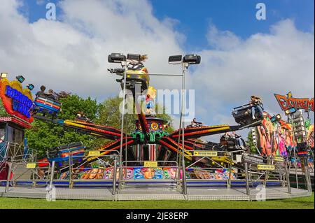 Kinder, die auf der alljährlichen Maimesse im Park in Boston Lincolnshire unterwegs sind, können sich auf einem Ausflug mit EXTREMEN Vergnügungen Vergnügen Stockfoto