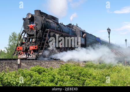 SORTAVALA, RUSSLAND - 11. JUNI 2022: Dampflokomotive L-4429 des touristischen Retro-Zuges 'Ruskeala Express' aus der Nähe an einem sonnigen Junitag Stockfoto