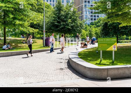 Jubilee Gardens, ein öffentlicher Park am Südufer im Stadtteil Lambeth, der 1977 mit Touristen und Einwohnern in London, Großbritannien, gegründet wurde Stockfoto