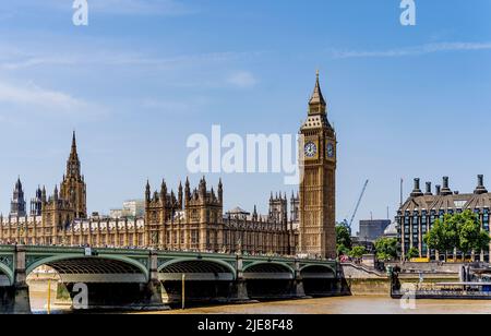 Neu restaurierter Big Ben und Houses of Parliament (Palace of Westminster), von der Westminster Bridge aus an einem sonnigen Sommertag in London, Großbritannien Stockfoto