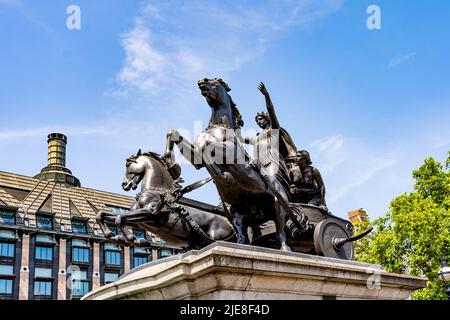 Die Statue von Boudicca und ihren Töchtern, Königin des britischen Iceni-Stammes, errichtet auf dem Victoria Embankment, Westminster Bridge, London, Großbritannien Stockfoto