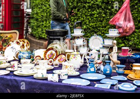Berühmte Londoner Marktstände in der Portobello Road mit Vintage-Kameras und anderen Fotogeräten, Portobello Road, Notting Hill Stockfoto