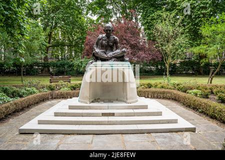 Bronzestatue von Mahatma Gandhi, die 1968 im Zentrum des Tavistock Square, im Stadtteil Bloomsbury, in London, England, Großbritannien, enthüllt wurde Stockfoto