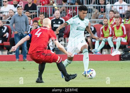 Toronto, Kanada. 25.. Juni 2022. Michael Bradley (4) und Caleb Wiley (26) im Einsatz während des MLS-Spiels zwischen dem FC Toronto und dem FC Atlanta United im BMO Field. Das Spiel endete 2-1 für den FC Toronto. Kredit: SOPA Images Limited/Alamy Live Nachrichten Stockfoto