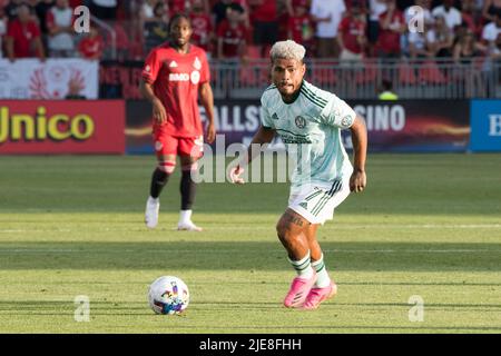 Toronto, Kanada. 25.. Juni 2022. Josef Martinez (7) im Einsatz während des MLS-Spiels zwischen dem FC Toronto und dem FC Atlanta United auf dem BMO-Feld. Das Spiel endete 2-1 für den FC Toronto. Kredit: SOPA Images Limited/Alamy Live Nachrichten Stockfoto