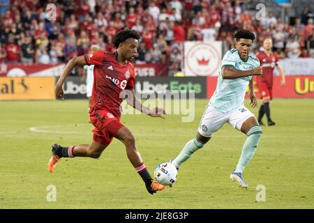 Toronto, Kanada. 25.. Juni 2022. Kosi Thompson (47) und Caleb Wiley (26) im Einsatz während des MLS-Spiels zwischen dem FC Toronto und dem FC Atlanta United im BMO-Feld. Das Spiel endete 2-1 für den FC Toronto. (Foto von Angel Marchini/SOPA Images/Sipa USA) Quelle: SIPA USA/Alamy Live News Stockfoto