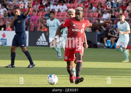 Toronto, Kanada. 25.. Juni 2022. Chris Mavinga (23) in Aktion während des MLS-Spiels zwischen dem FC Toronto und dem FC Atlanta United auf dem BMO Field. Das Spiel endete 2-1 für den FC Toronto. (Foto von Angel Marchini/SOPA Images/Sipa USA) Quelle: SIPA USA/Alamy Live News Stockfoto