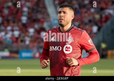 Toronto, Kanada. 25.. Juni 2022. Alejandro Pozuelo (9) während des MLS-Spiels zwischen dem FC Toronto und dem FC Atlanta United auf dem BMO-Feld. Das Spiel endete 2-1 für den FC Toronto. (Foto von Angel Marchini/SOPA Images/Sipa USA) Quelle: SIPA USA/Alamy Live News Stockfoto