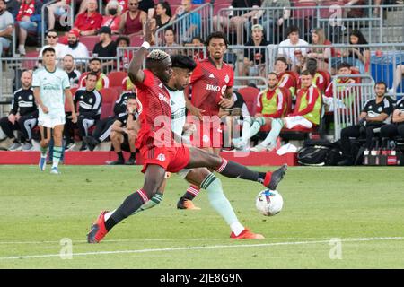 Toronto, Kanada. 25.. Juni 2022. Marcelino Moreno (10) und Chris Mavinga (23) in Aktion während des MLS-Spiels zwischen dem FC Toronto und dem FC Atlanta United im BMO Field. Das Spiel endete 2-1 für den FC Toronto. (Foto von Angel Marchini/SOPA Images/Sipa USA) Quelle: SIPA USA/Alamy Live News Stockfoto