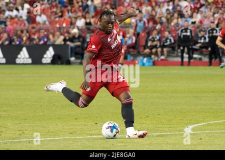 Toronto, Kanada. 25.. Juni 2022. Ayo Akinola (20) im Einsatz während des MLS-Spiels zwischen dem FC Toronto und dem FC Atlanta United auf dem BMO-Feld. Das Spiel endete 2-1 für den FC Toronto. (Foto von Angel Marchini/SOPA Images/Sipa USA) Quelle: SIPA USA/Alamy Live News Stockfoto