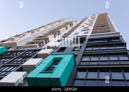 Stilvolles Wohnhaus mit Blick auf den blauen Himmel Stockfoto