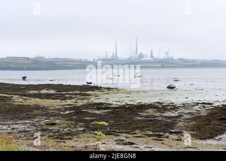 Blick über die Angle Bay in Richtung Pembroke Raffinerie, Angle, Pembrokeshire, Wales Stockfoto