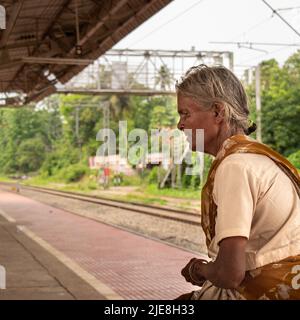 Alte hilflose Dame, die um Spenden bettelt, um zu leben Stockfoto