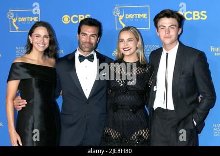 24. Juni 2022, Pasadena, CA, USA: LOS ANGELES - 24. JUNI: Kaitlin Riley, Jordi Vilasuso, Bailee Madison, Blake Richardson bei den Daytime Emmys Awards 49. im Pasadena Convention Center am 24. Juni 2022 in Pasadena, CA (Bildquelle: © Kay Blake/ZUMA Press Wire) Stockfoto